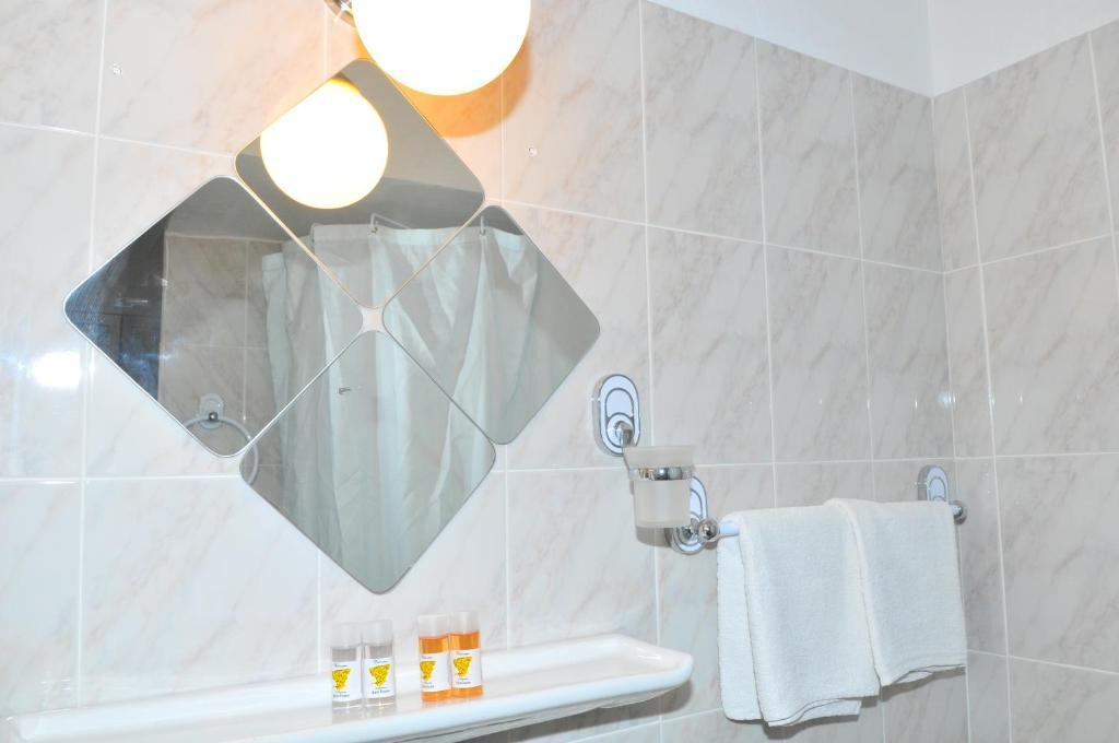 Oasis Hotel Theodoros & Litsa Galaris Agia Marina  Екстериор снимка